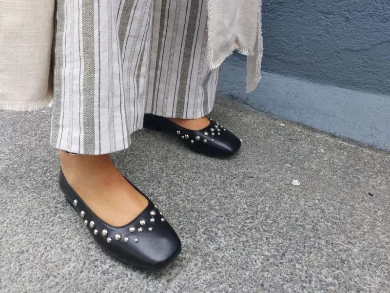 BAILARINA BONNIE CON TACHUELAS BRYAN STEPWISE EN COLOR NEGRO 5616