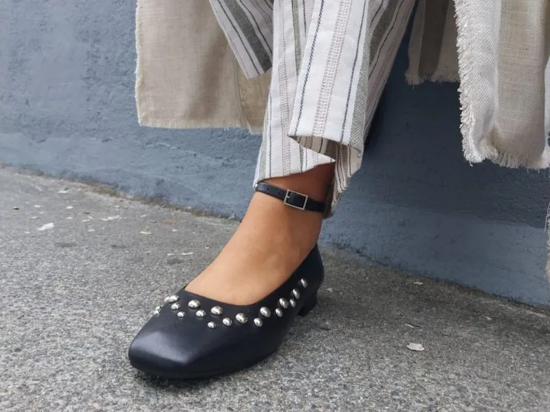 BAILARINA BONNIE CON TACHUELAS BRYAN STEPWISE EN COLOR NEGRO 5616