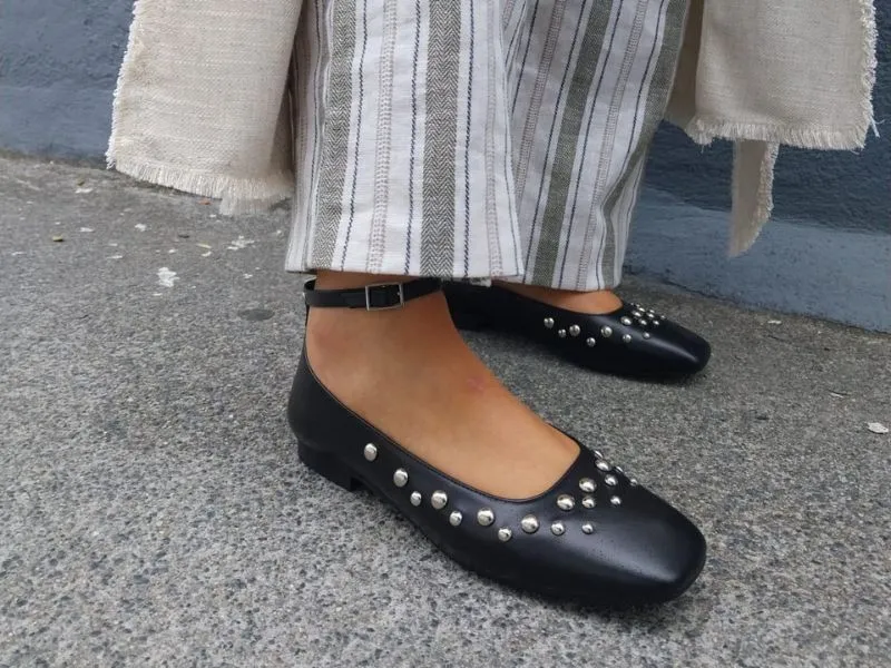 BAILARINA BONNIE CON TACHUELAS BRYAN STEPWISE EN COLOR NEGRO 5616