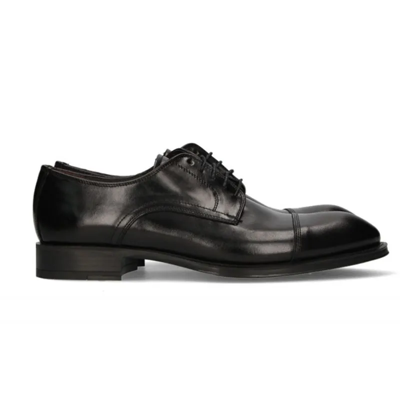 Blucher cordones negro con corte en la pala