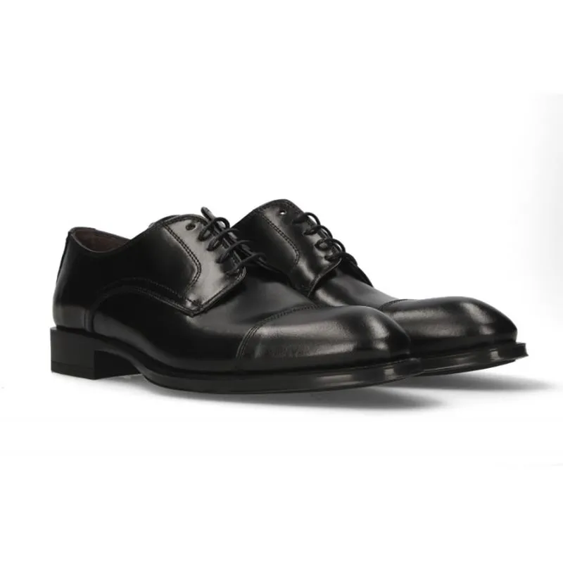 Blucher cordones negro con corte en la pala
