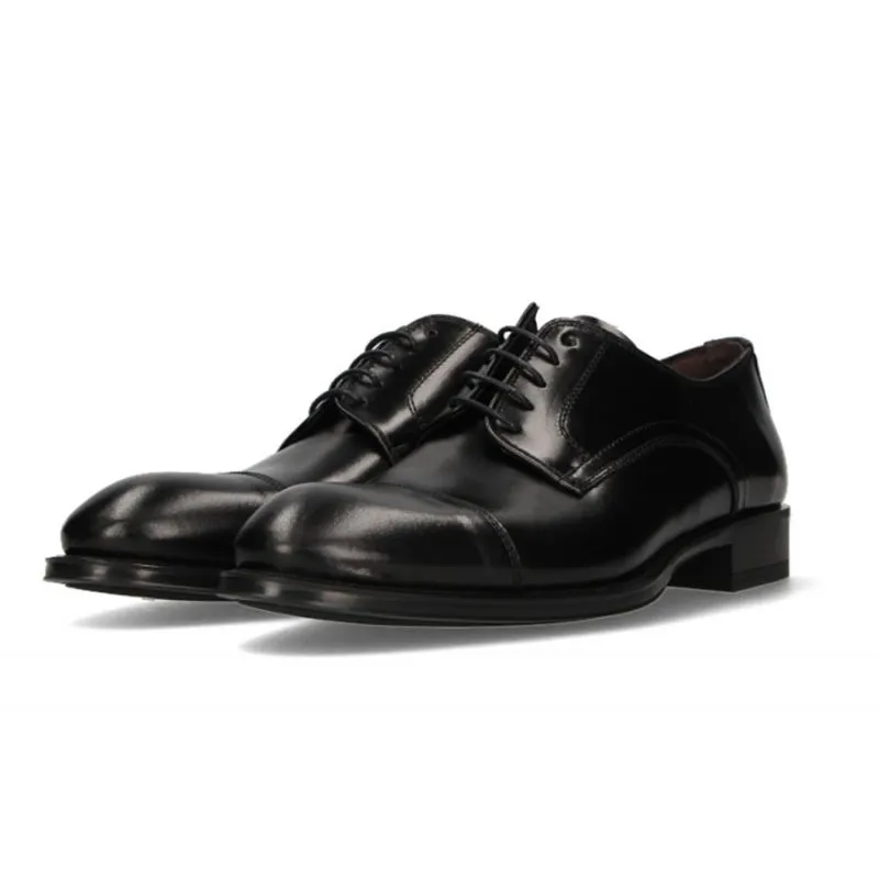 Blucher cordones negro con corte en la pala