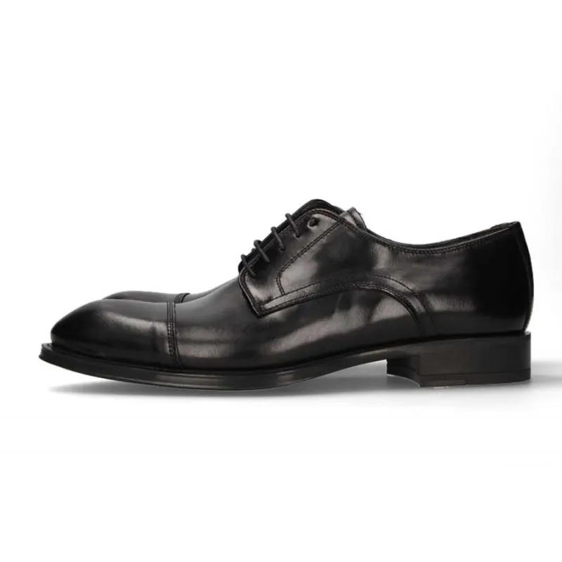 Blucher cordones negro con corte en la pala