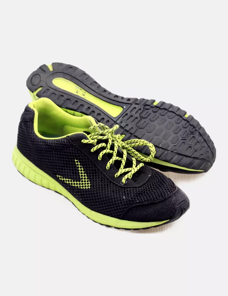 Boomerang Deportiva negra cordones