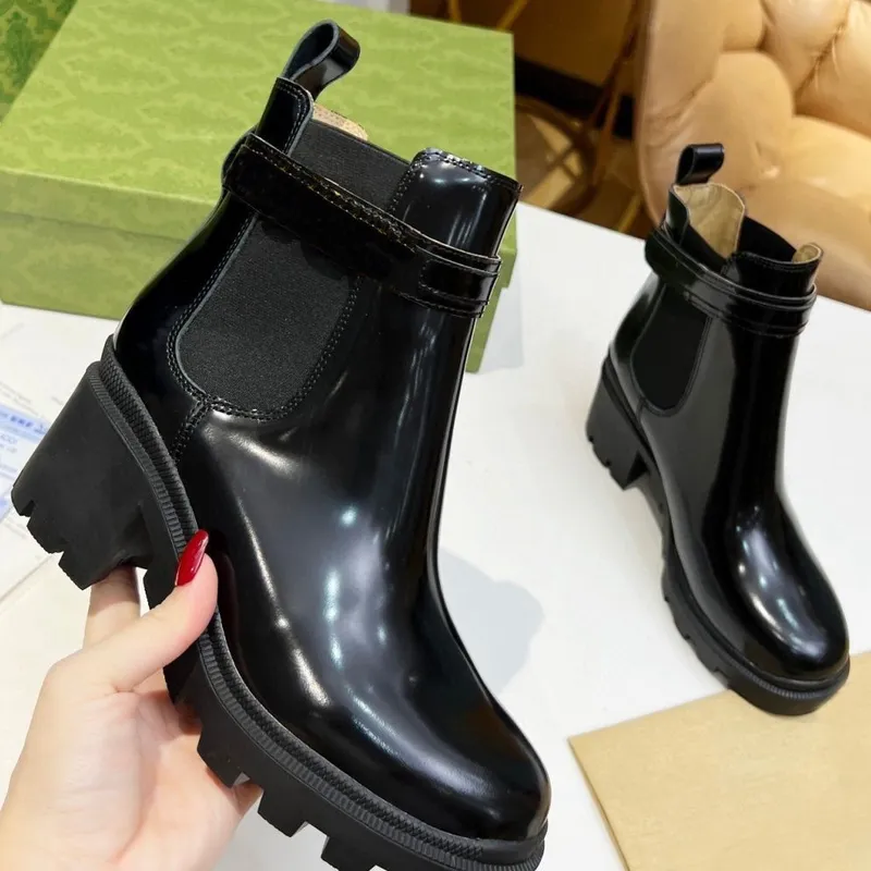 Boots Martin Bootsshort Boot de diseño de mujer Boot de vaca Hebilla Buckle Metal Tacones gruesos zapato de cuero Tacón alto Dia