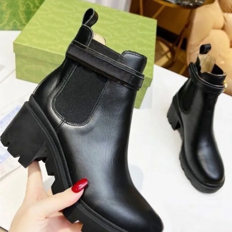 Boots Martin Bootsshort Boot de diseño de mujer Boot de vaca Hebilla Buckle Metal Tacones gruesos zapato de cuero Tacón alto Dia