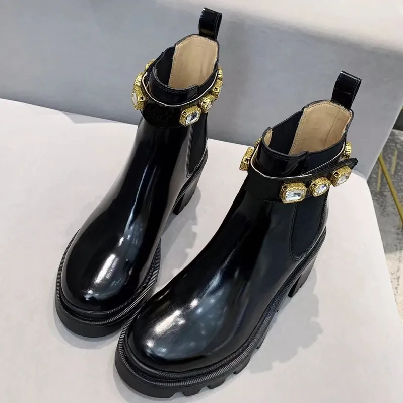 Boots Martin Bootsshort Boot de diseño de mujer Boot de vaca Hebilla Buckle Metal Tacones gruesos zapato de cuero Tacón alto Dia