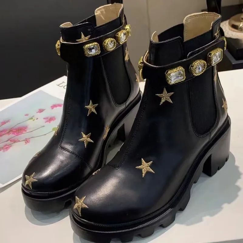 Boots Martin Bootsshort Boot de diseño de mujer Boot de vaca Hebilla Buckle Metal Tacones gruesos zapato de cuero Tacón alto Dia