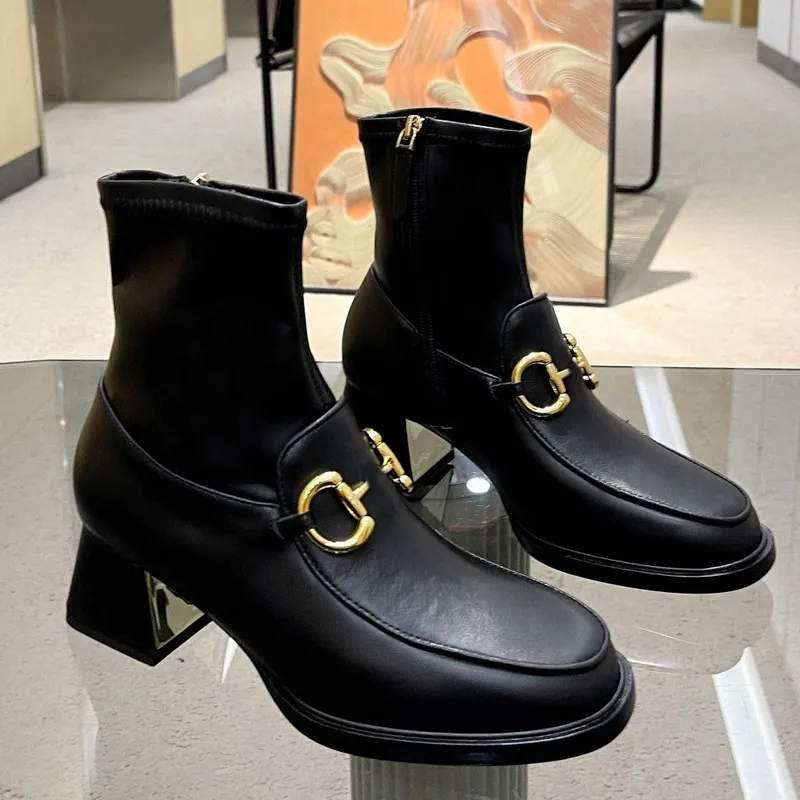 Boots Martin Bootsshort Boot de diseño de mujer Boot de vaca Hebilla Buckle Metal Tacones gruesos zapato de cuero Tacón alto Dia