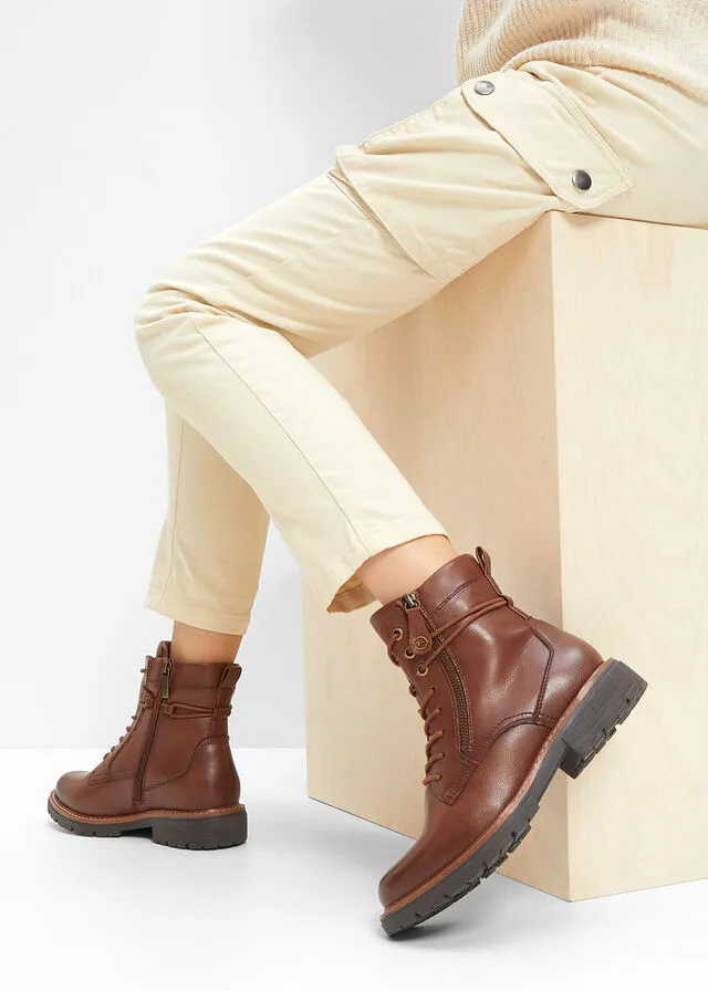 Botas con cordones marrón