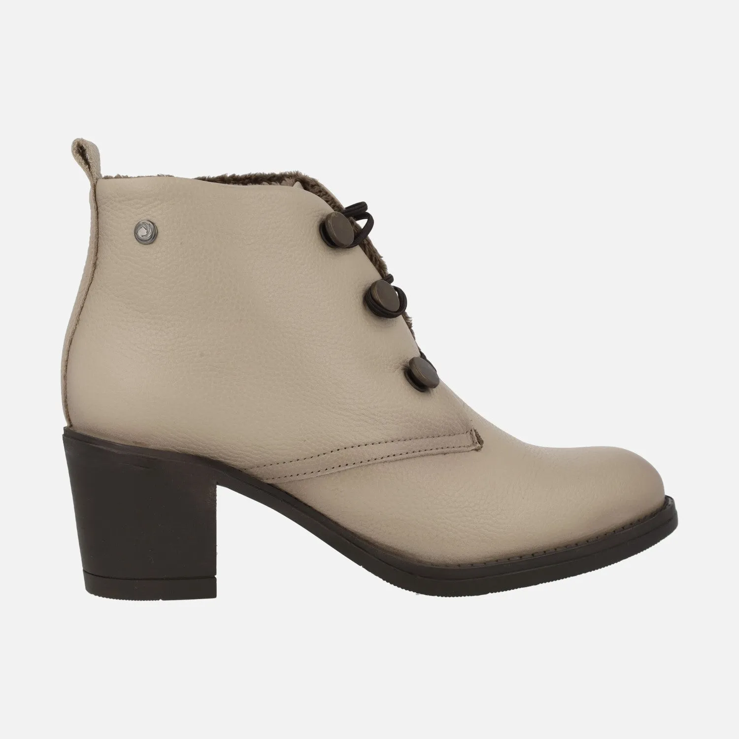 Botines de piel con tacón ancho y cierre con botones