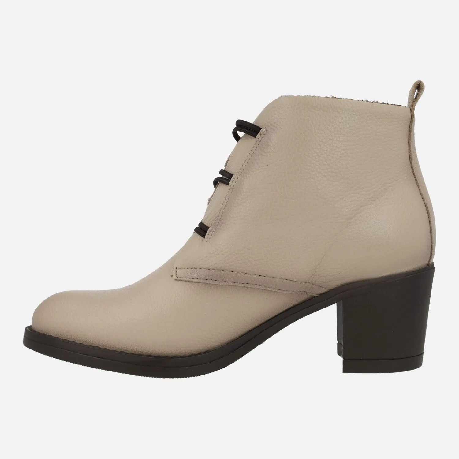 Botines de piel con tacón ancho y cierre con botones