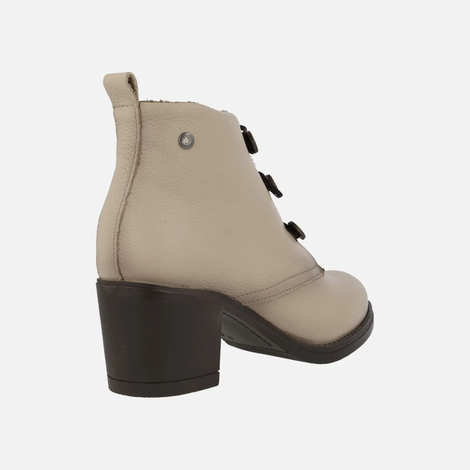 Botines de piel con tacón ancho y cierre con botones
