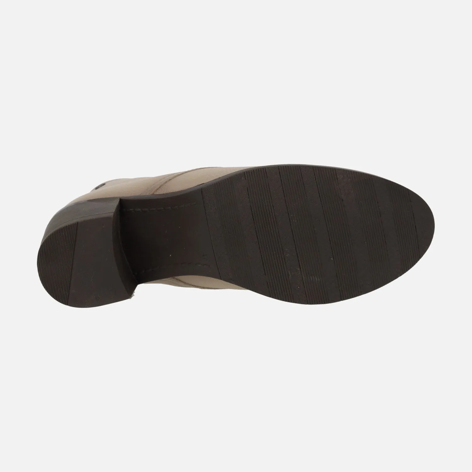 Botines de piel con tacón ancho y cierre con botones