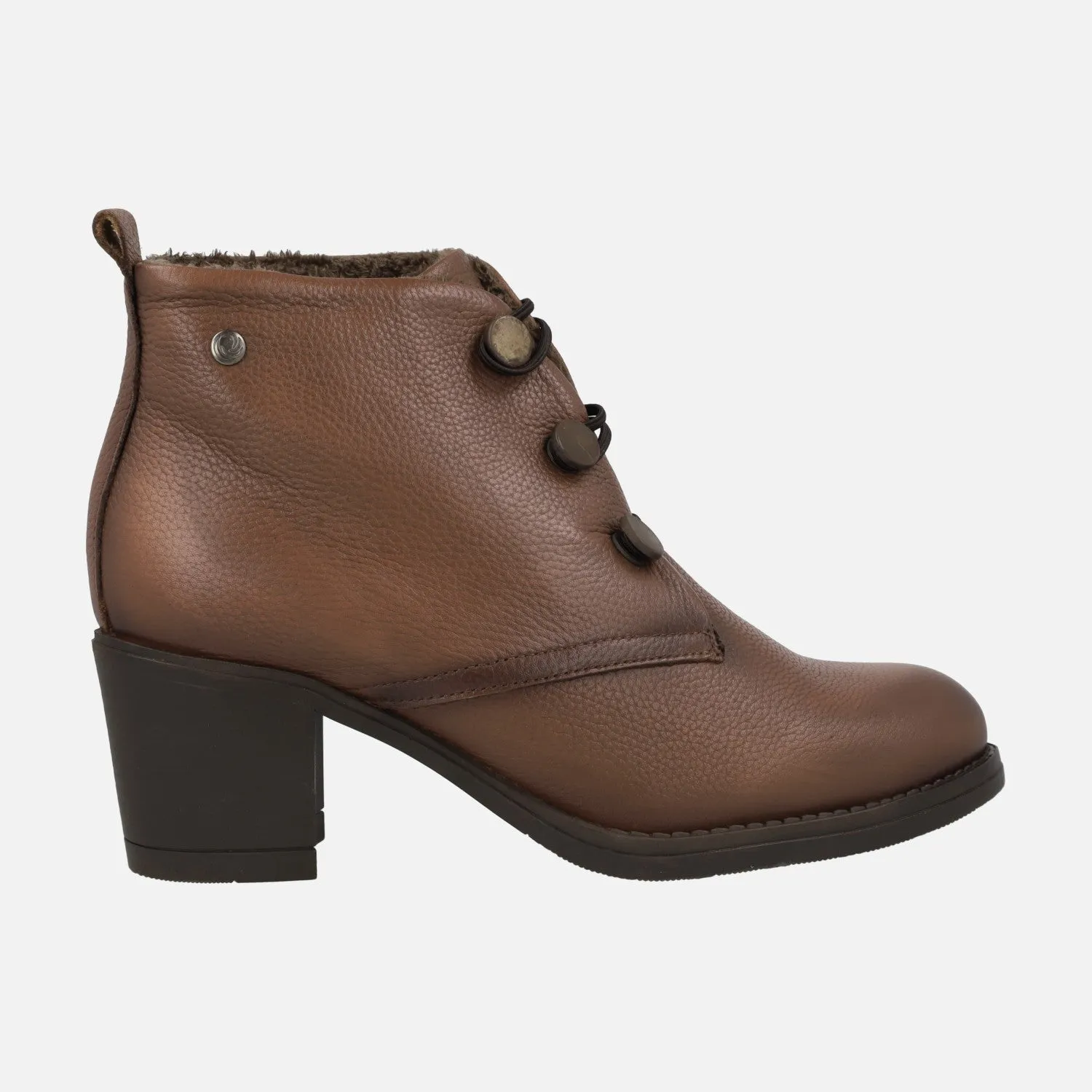 Botines de piel con tacón ancho y cierre con botones
