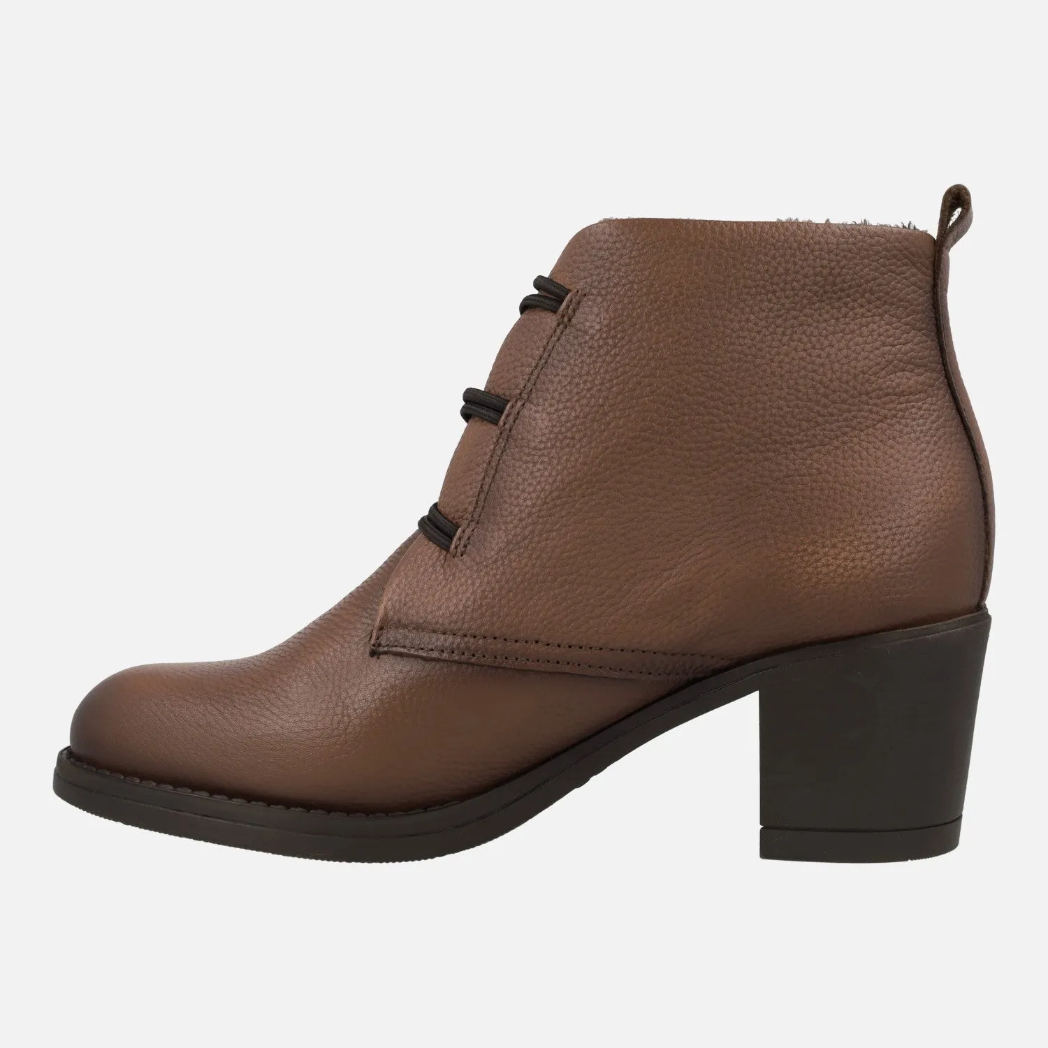 Botines de piel con tacón ancho y cierre con botones