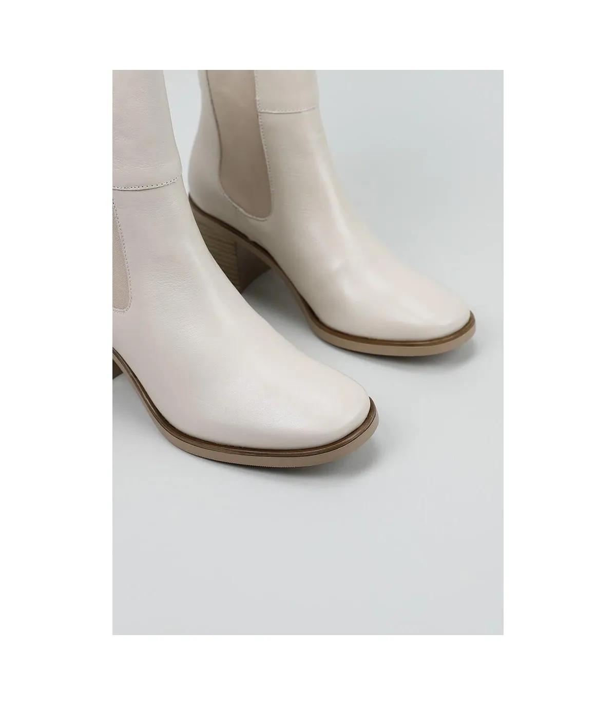 Botín estilo Chelsea en piel beige