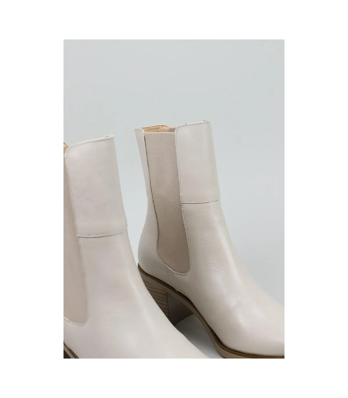 Botín estilo Chelsea en piel beige