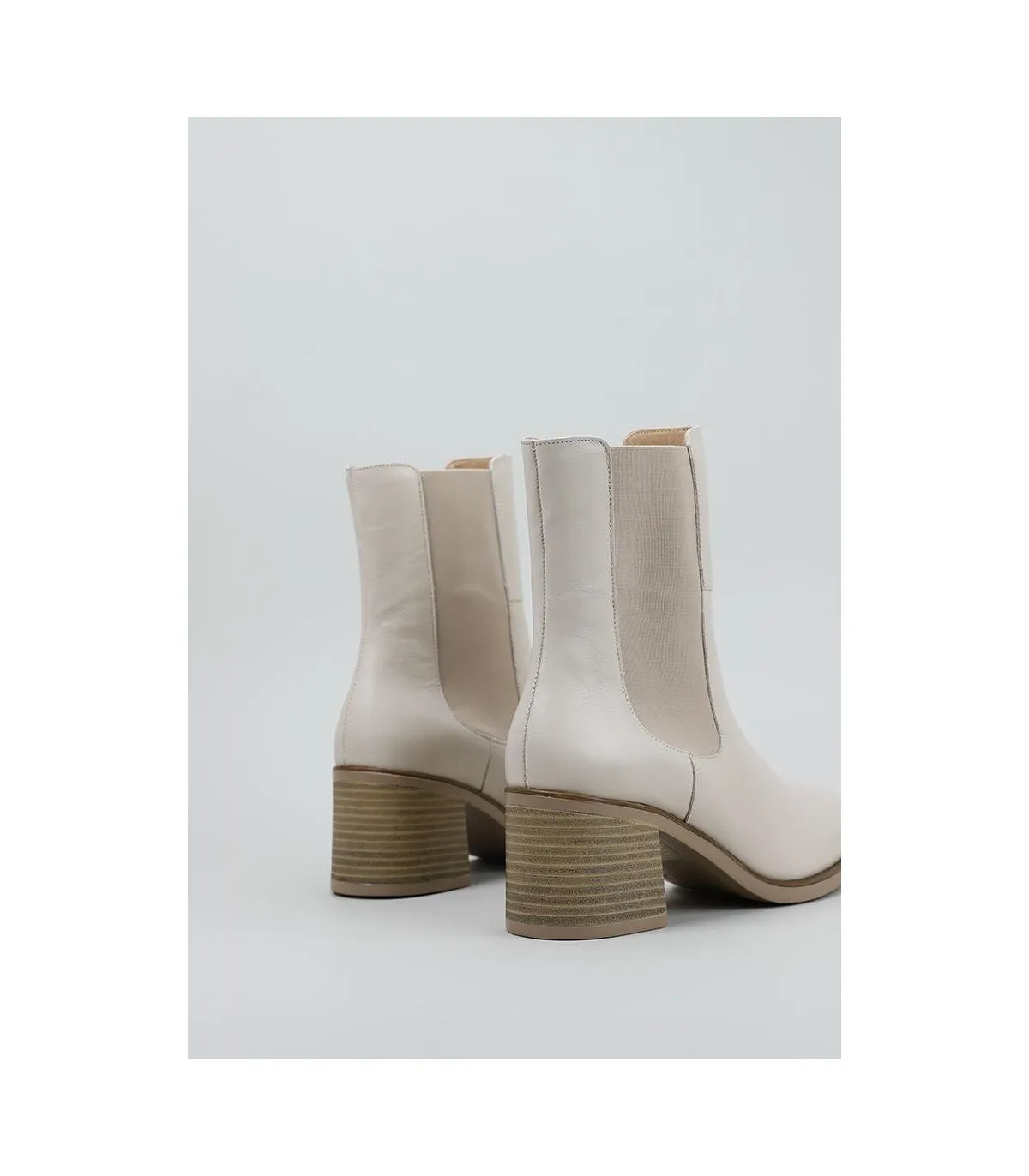 Botín estilo Chelsea en piel beige