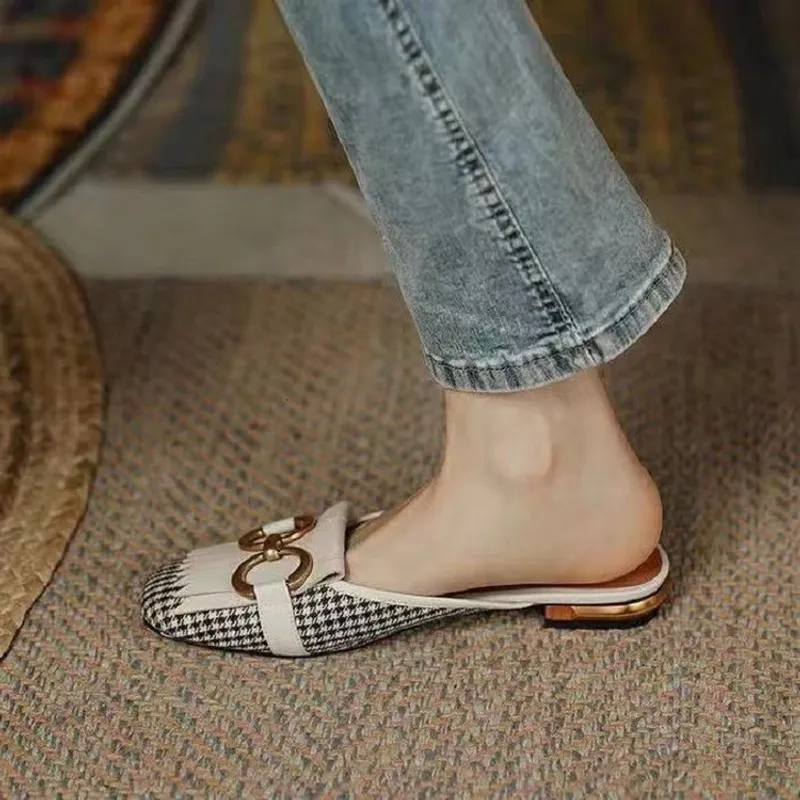 Collar de caballo de estilo francés Hebilla de la punta Media zapatilla 2024 SUMMERO NUEVO Sandalias cuadradas de tacón bajo a c