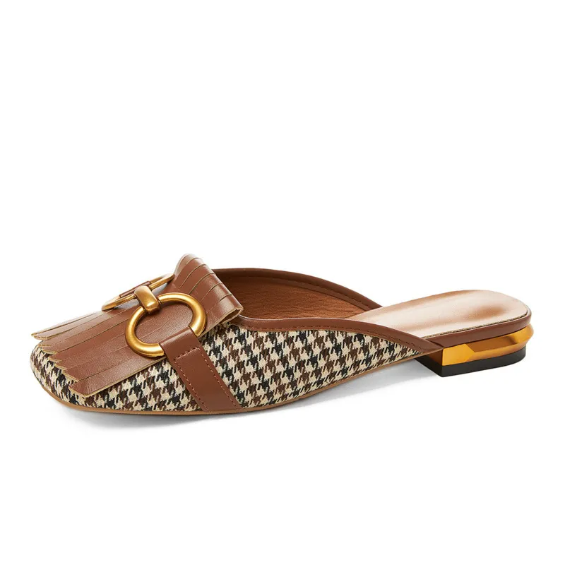 Collar de caballo de estilo francés Hebilla de la punta Media zapatilla 2024 SUMMERO NUEVO Sandalias cuadradas de tacón bajo a c