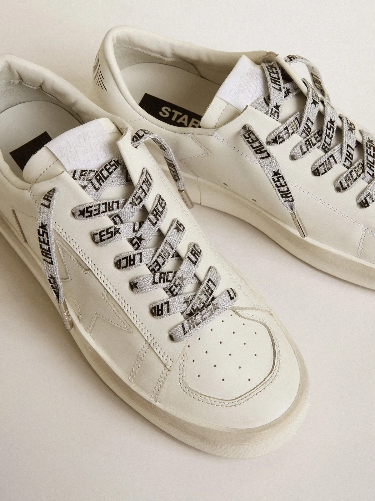 Cordones color hielo con mensajes Laces negros en contraste