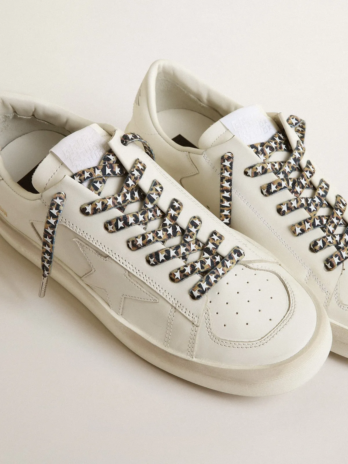Cordones con estampado leopardo marrón con estrellas blancas en contraste