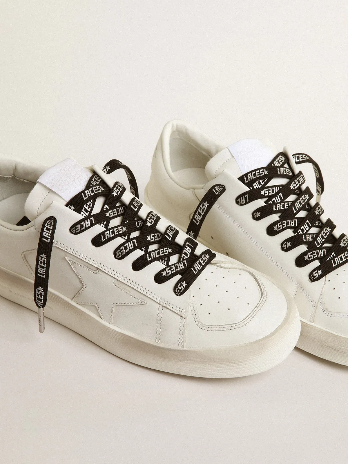 Cordones negros con mensajes plateados