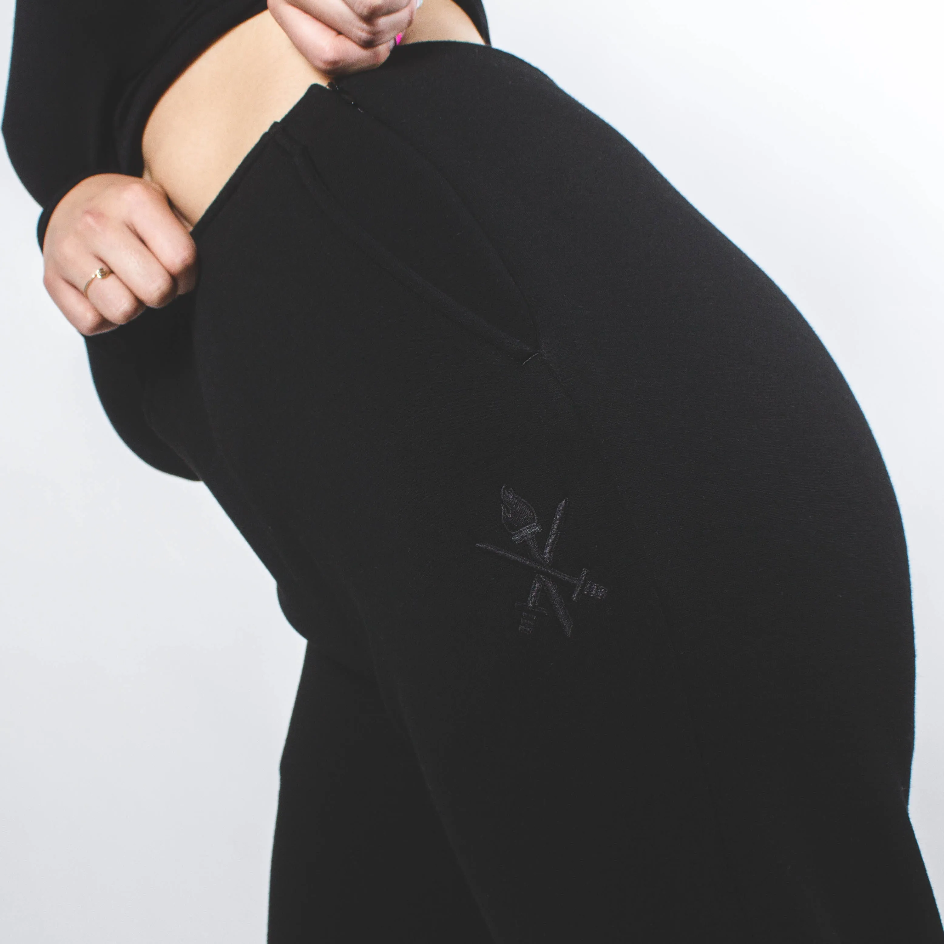 CRESTLOGO BONDED TUCKED PANTS BLACK GREY MELANGE