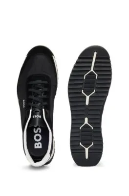 Deportivas con cordones de tejido con textura y detalles de ante