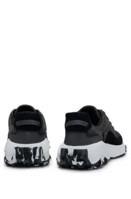 Deportivas con cordones, empeines de punto y detalles de ante