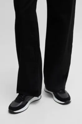 Deportivas con cordones en mezcla de diferentes materiales con ribetes de ante
