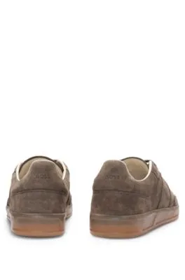Deportivas de ante con cordones y detalles de logo