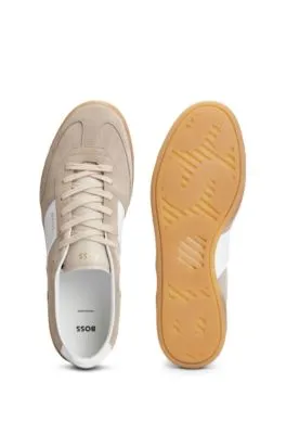 Deportivas de género neutro en ante y piel con cordones y detalles de la marca