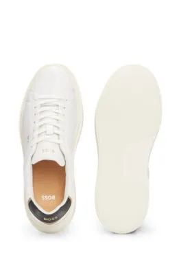 Deportivas de piel con cordones y detalles de logo