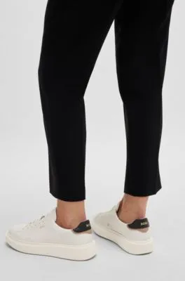 Deportivas de piel con cordones y detalles de logo