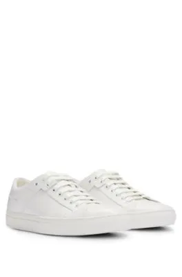 Deportivas de piel con cordones y detalles sutiles de la marca
