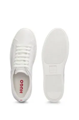 Deportivas de piel con cordones y detalles sutiles de la marca