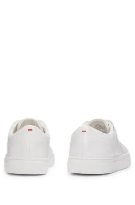 Deportivas de piel con cordones y detalles sutiles de la marca