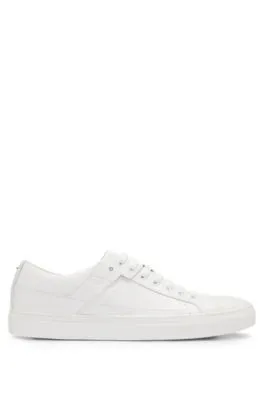 Deportivas de piel con cordones y detalles sutiles de la marca