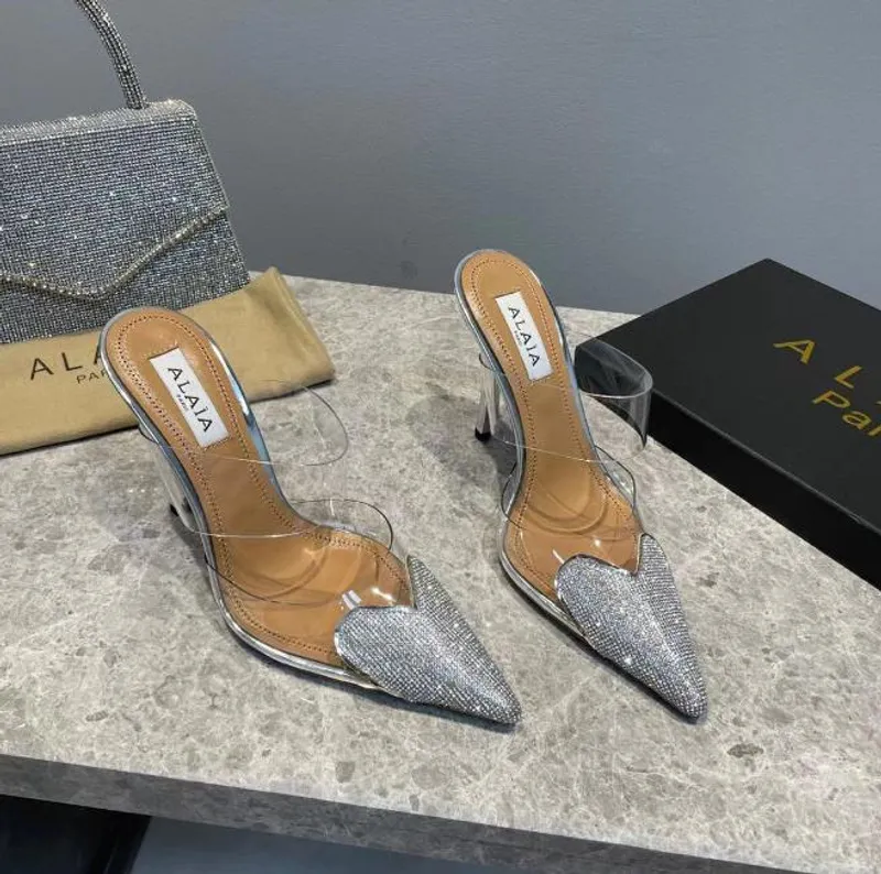 Diseñador Mujer Sandalias Lujo Cristal chispeante Vestido puntiagudo en forma de corazón Sxey Mula en forma de corazón en sandal