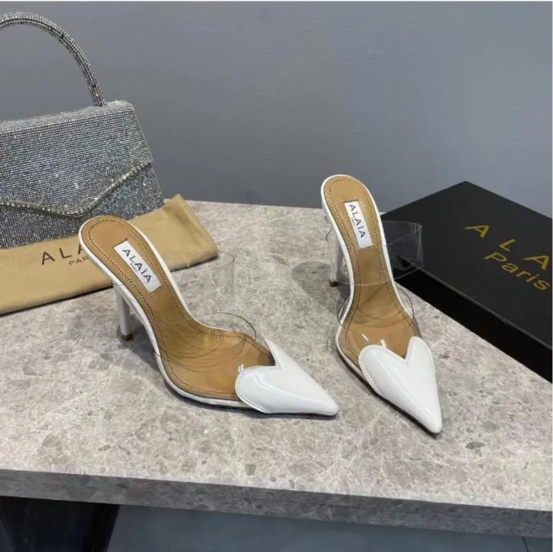 Diseñador Mujer Sandalias Lujo Cristal chispeante Vestido puntiagudo en forma de corazón Sxey Mula en forma de corazón en sandal