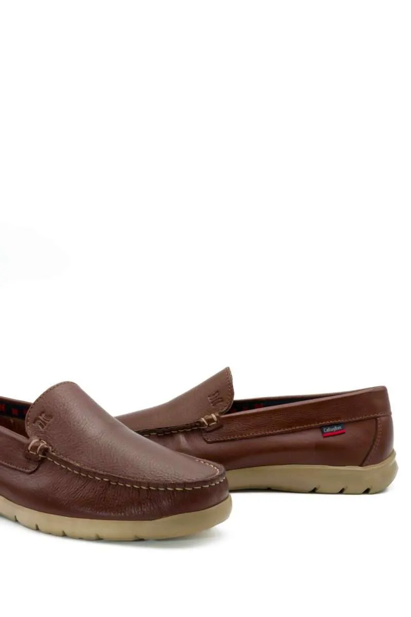 Mocasín sin cordones de color marrón