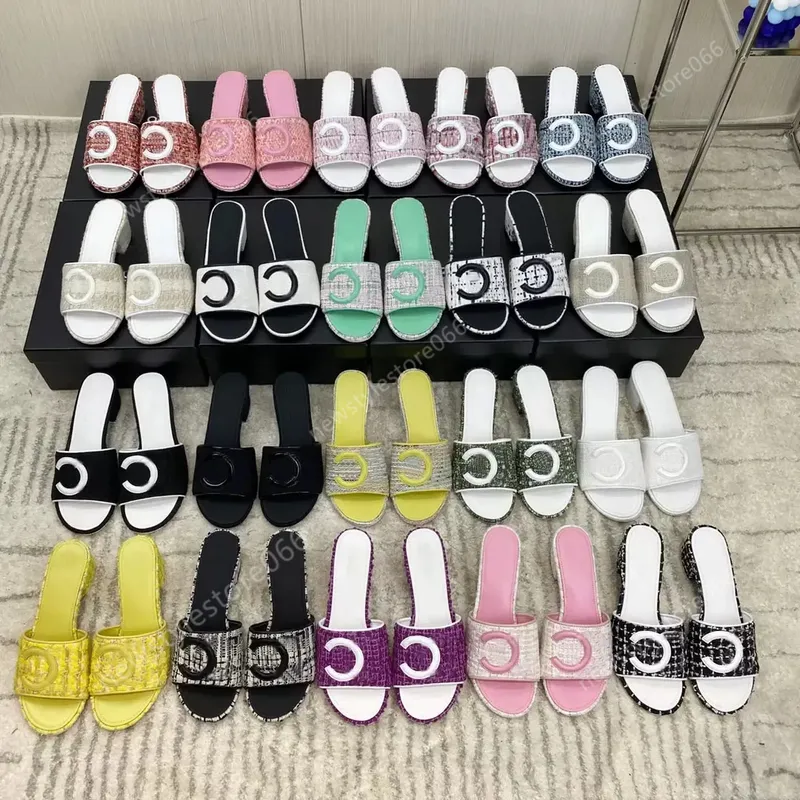 Nuevo estilo Zapatillas de diseñador Moda Mujer Sandalias de tweed Pisos con letras Resbalón en la playa Mula Bordado Diapositiv