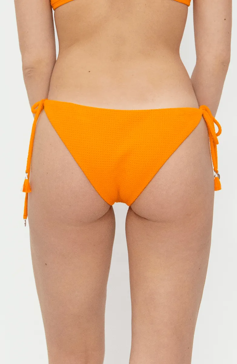 Panty Normal Bikini Naranja Cordones ESSENTIALS Bailando Entre Palmas