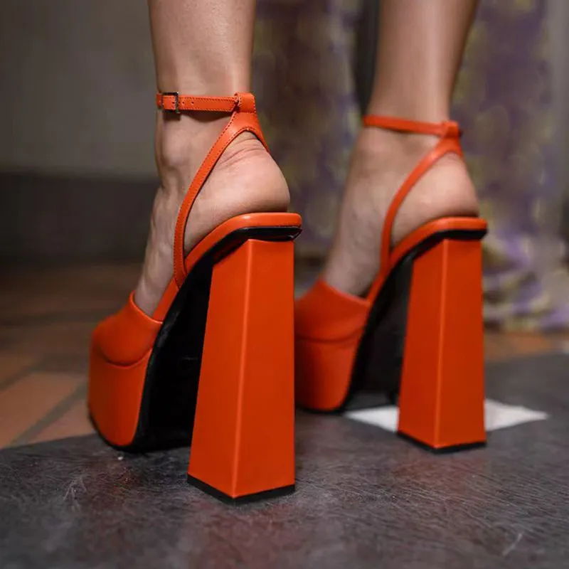 Plataforma Sandalias Sandalias Diseñadores zapatos EUR42 Classics de cuero suave de alta calidad Sandalia de diseñador de tacón 