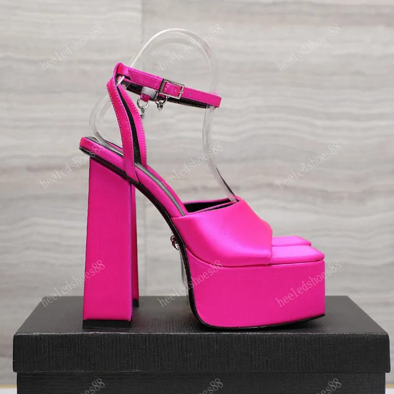 Plataforma Sandalias Sandalias Diseñadores zapatos EUR42 Classics de cuero suave de alta calidad Sandalia de diseñador de tacón 