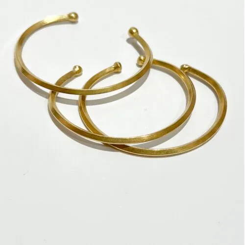Pulsera rígida fina