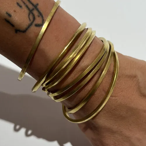 Pulsera rígida fina