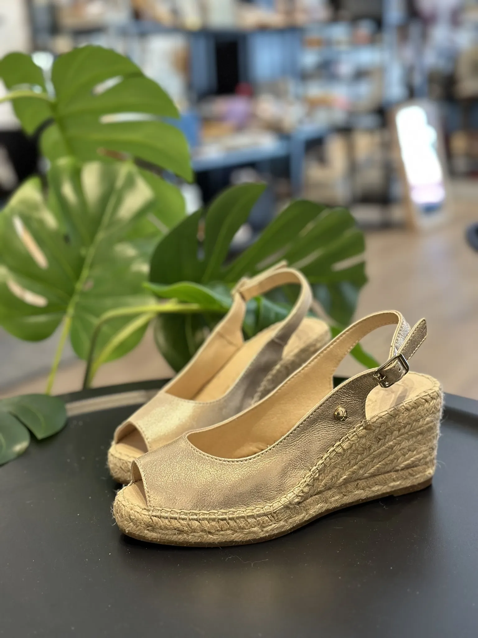 Sandalia Clavel Peep Toe Alhamas Oro